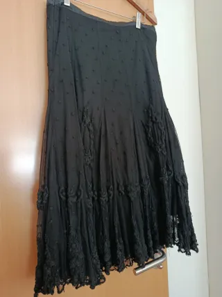 Falda larga negra de encaje