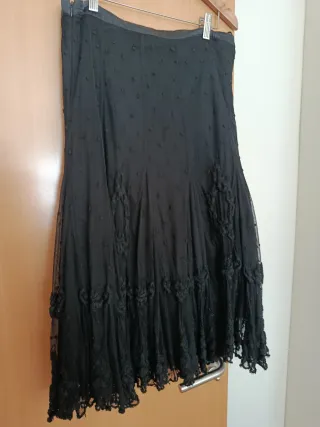 Falda larga negra de encaje