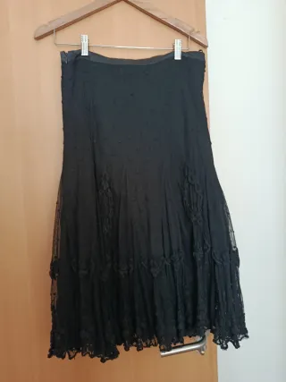 Falda larga negra de encaje