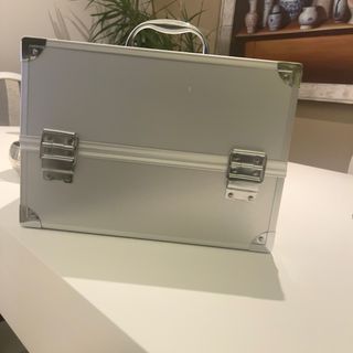 Maletín de maquillaje plateado