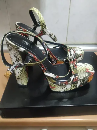 Zapatos de tacón Zara plataforma estampado serpien