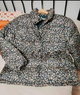 Chaqueta acolchada mujer estampado animal print.