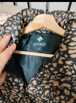 Chaqueta acolchada mujer estampado animal print.