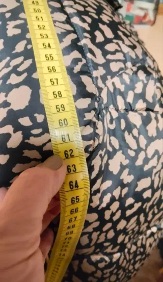 Chaqueta acolchada mujer estampado animal print.