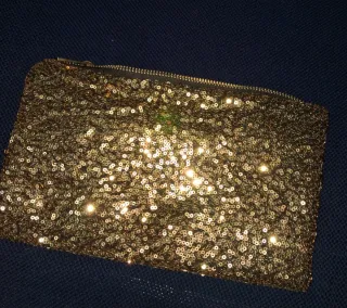 Cartera de mano dorado con lentejuelas