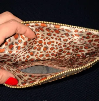 Cartera de mano dorado con lentejuelas