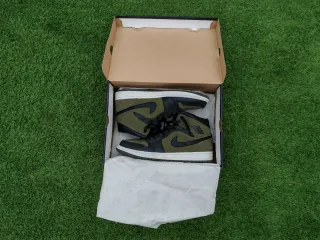 Nike Jordan 1 Mid Negro y Verde Oliva