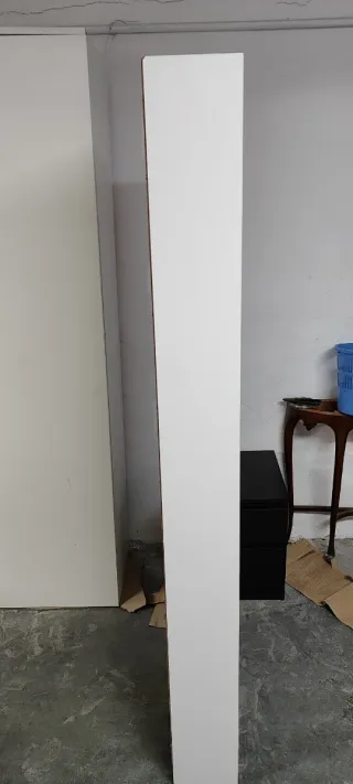 Zapatero blanco de madera y metal