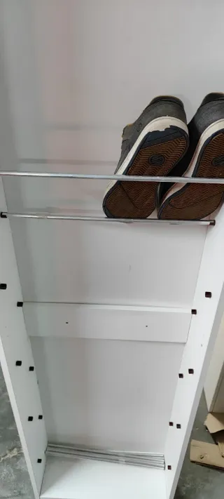 Zapatero blanco de madera y metal