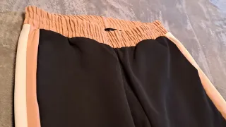 Pantaloni neri con bande laterali