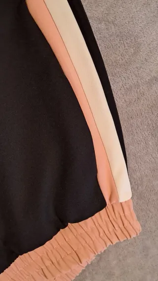 Pantaloni neri con bande laterali