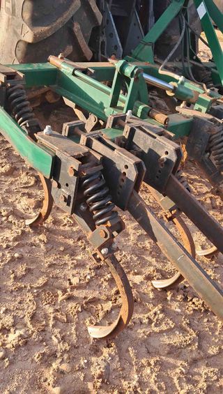 Chisel abatible hidraulicamente de 17 brazos.