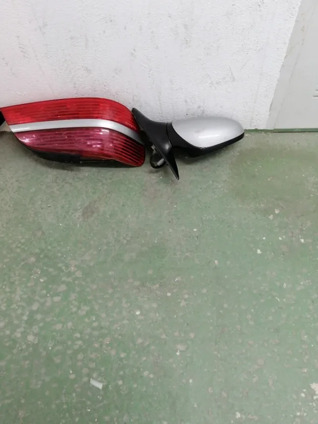 2 Pilotos Traseros un retrovisor del. Lado derecho