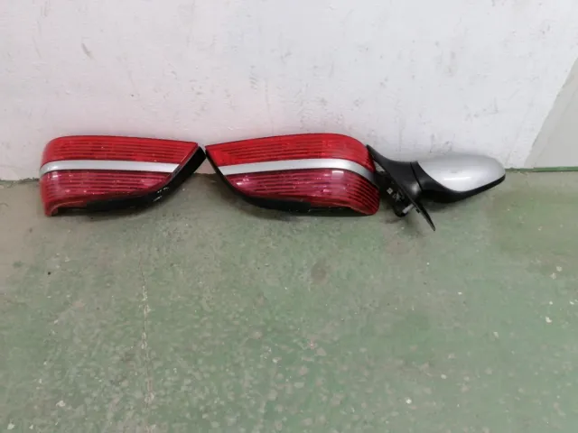 2 Pilotos Traseros un retrovisor del. Lado derecho