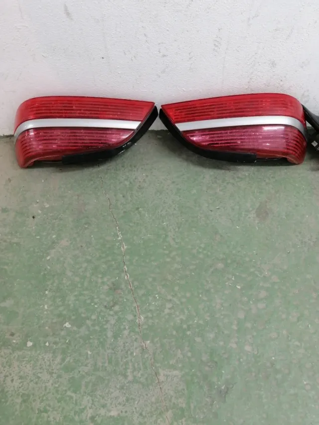 2 Pilotos Traseros un retrovisor del. Lado derecho