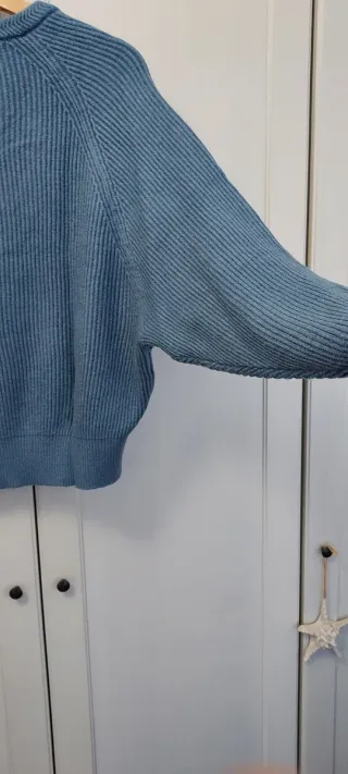 Jersey Pull and Bear azul cuello pico T.S