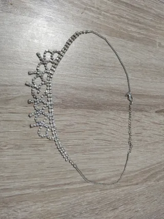 Collar plateado con pedrería