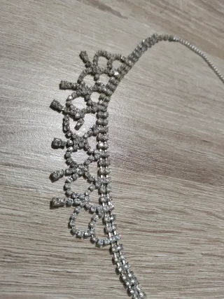 Collar plateado con pedrería