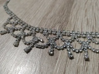 Collar plateado con pedrería