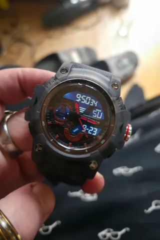 Reloj Deportivo STRYVE Analógico/Digital Negro/Roj