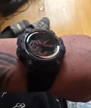 Reloj Deportivo STRYVE Analógico/Digital Negro/Roj