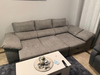Sofá cama gris con 2 puffs