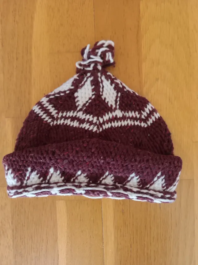 Gorro de lana tejido con pompón