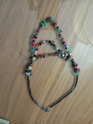 Bisutería artesanal con piedras y cuentas