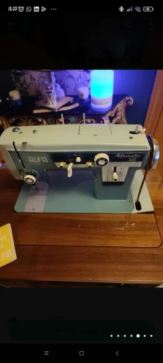 Máquina de coser Alfa antigua