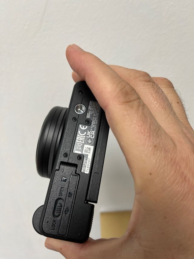 Sony ZV-1F Fotocamera Digitale Vlog con Schermo