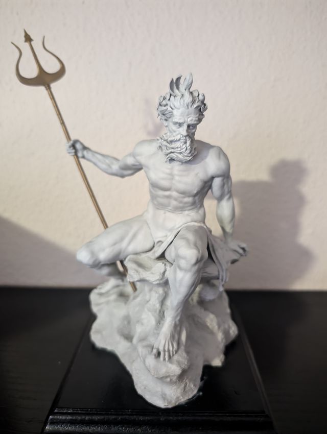 Estatua Poseidón con base madera
