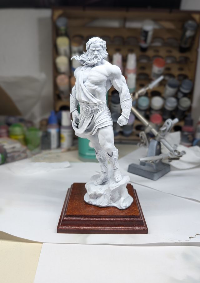 Estatua Poseidón con base madera