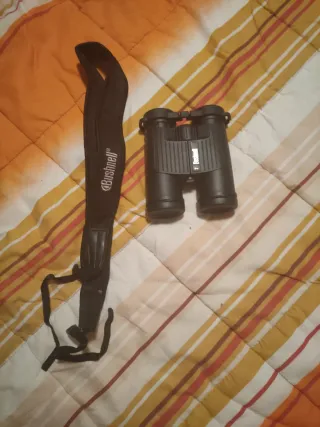 Prismáticos Bushnell con correa