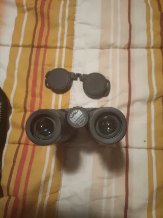 Prismáticos Bushnell con correa