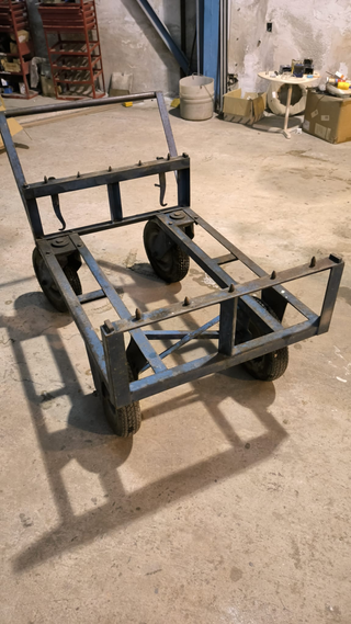 Carretilla con volquete metálica con 4 ruedas.