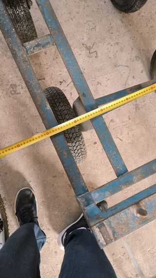 Carretilla con volquete metálica con 4 ruedas.