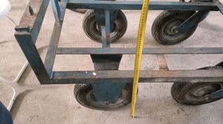 Carretilla con volquete metálica con 4 ruedas.