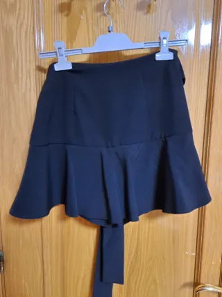 Falda corta negra con cinturón