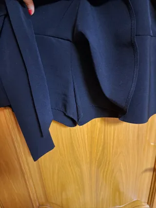 Falda corta negra con cinturón