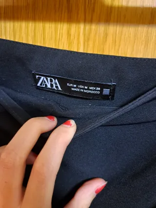 Falda corta negra con cinturón