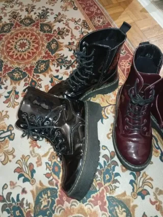 Botas Dr. Martens negras y burdeos