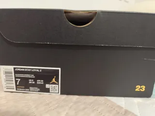 Zapatillas Jordan Stay Loyal 2 Negras Rojas