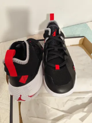 Zapatillas Jordan Stay Loyal 2 Negras Rojas