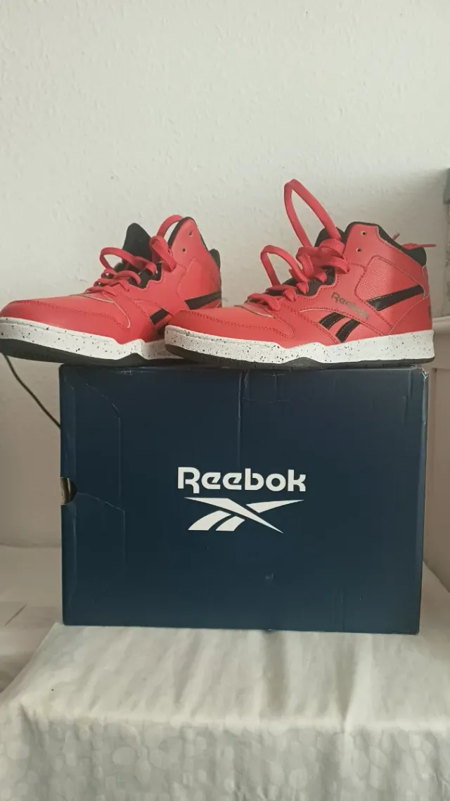 Zapatillas Reebok Rojas y Negras, no es plastico