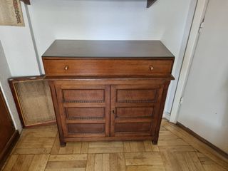 Aparador antiguo de madera con tapa de cristal