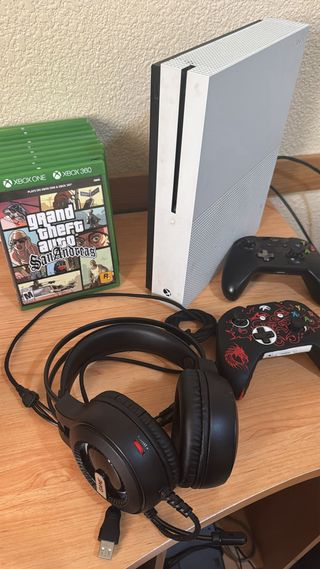 Xbox One S con giochi e cuffie