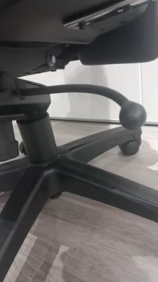 Silla de oficina ergonómica negra.