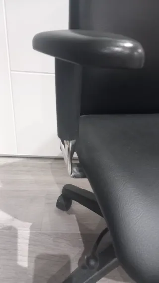 Silla de oficina ergonómica negra.