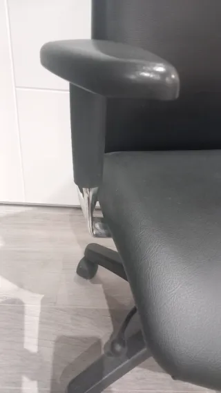 Silla de oficina ergonómica negra.