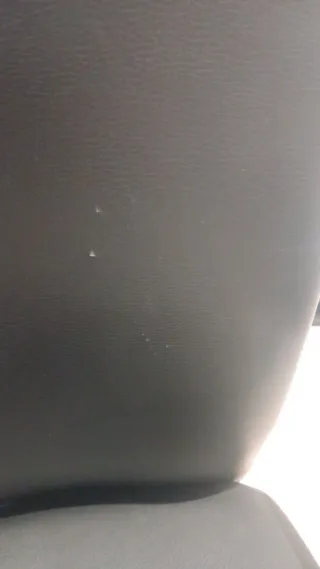 Silla de oficina ergonómica negra.